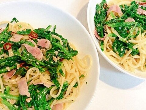 簡単ランチに☆大根の葉とベーコンのペペロンチーノ